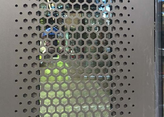 Laser, der perforierte Metallplatten mit kreatives abd zeitgenössischen Mustern schneidet
