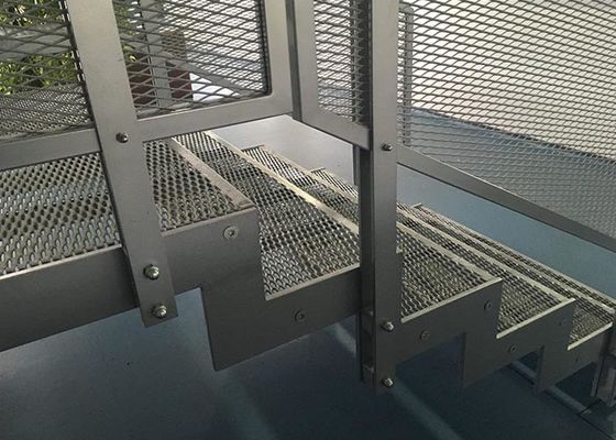 Streckmetall-Treppen-Schritt mit rutschfester und hoher Tragfähigkeit stellen große Sicherheit für die Fußgänger zur Verfügung, die auf Treppe gehen