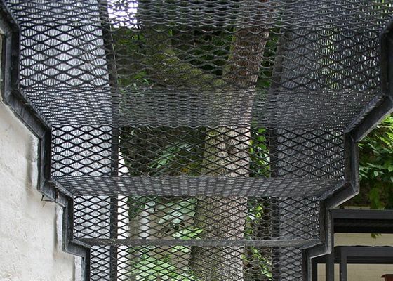 Streckmetall-Treppen-Schritt mit rutschfester und hoher Tragfähigkeit stellen große Sicherheit für die Fußgänger zur Verfügung, die auf Treppe gehen