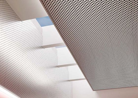 Perforierte Metalldecken-– glatter und monolithischer Auftritt für Umbaue oder Neubau