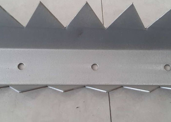 Kanal-Spitzen-Rasiermesser-Stacheldraht-heißes Bad U W galvanisierte 2mm Stärke
