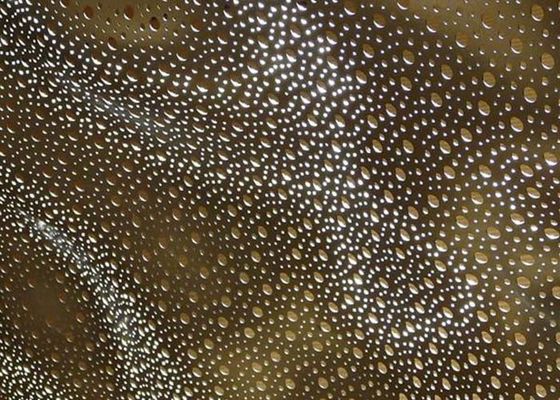 Laser, der perforierte Metallplatten mit kreatives abd zeitgenössischen Mustern schneidet