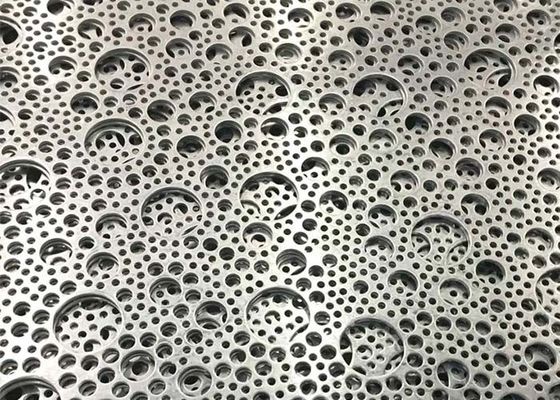 Laser, der perforierte Metallplatten mit kreatives abd zeitgenössischen Mustern schneidet