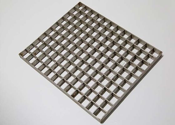 Pressverriegelte Stahlgitter – allgemein, integriert, mit Lamellen, robust für Gebäudefassaden, Plattformen, Treppen oder Regale