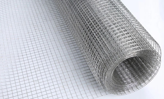 Silberfarbener Zaun 2*2cm Galvanisiertes Schweißnetz Rollen Kohlenstoffstahl