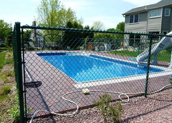 Schwimmbadkettenzaun verhindert, dass Kinder ins Wasser fallen