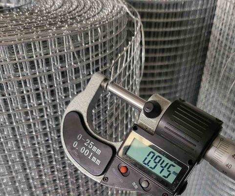 2.5-25cm Loch 1 2 Galvanisiertes geschweißtes Drahtnetz mit 1mm-10mm Durchmesser 0,4-2m Breitebereich