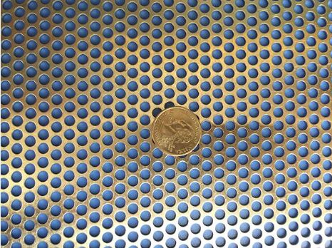 Dauerhaftes Perforiertes Metalldrahtnetz Aluminiummaterial Leichtgewicht Korrosionsbeständig geeignet für Architekturprojekte