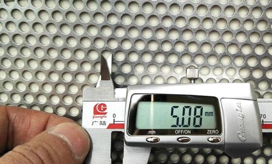 Präzisionsgeschnittenes Metallperforiertes Drahtbild ideal für Akustikplatten und Luftfiltersysteme in Gewerbegebäuden